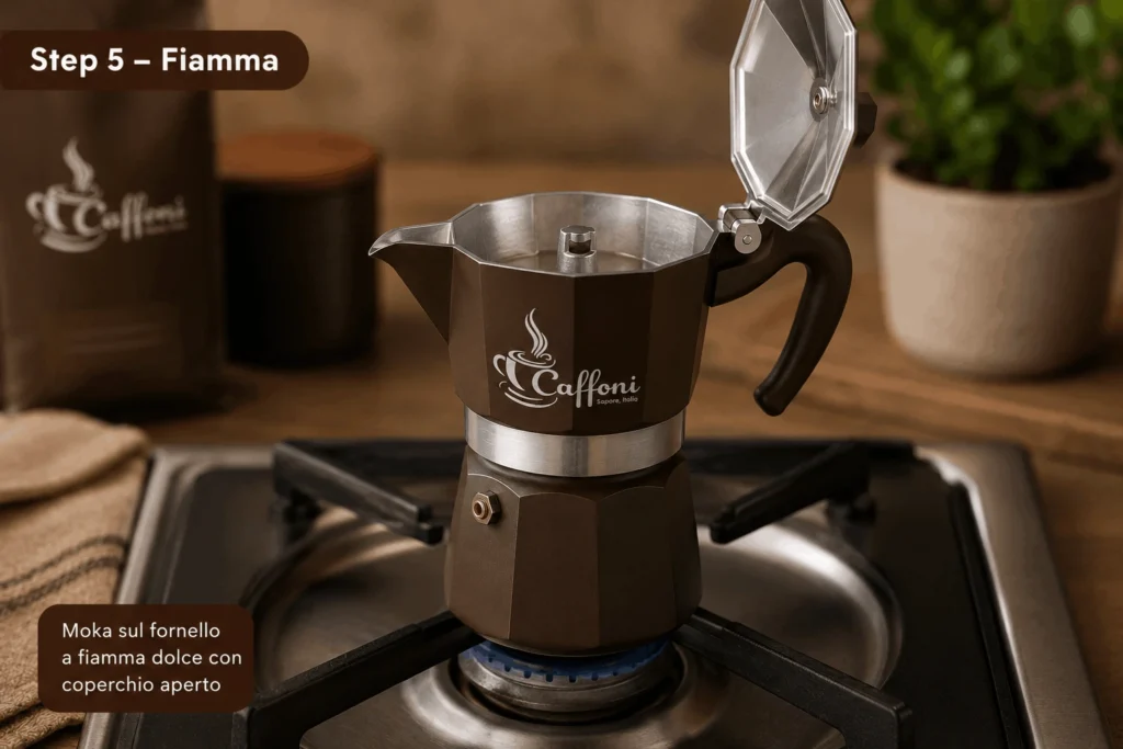 Moka sul fornello a fiamma dolce con coperchio aperto